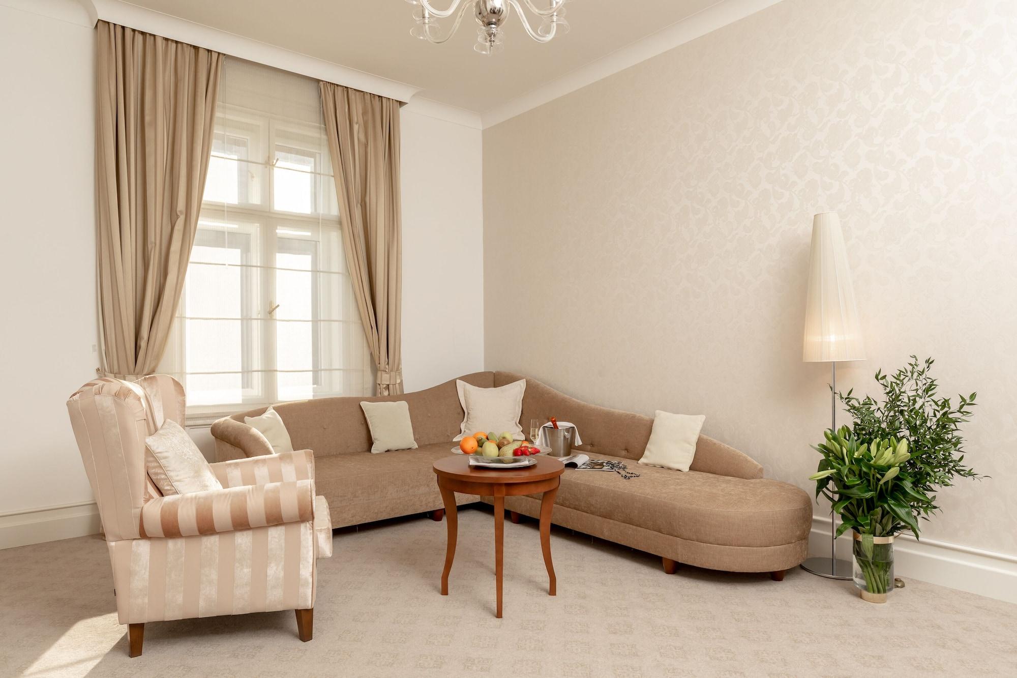 Hotel Le Premier Zagreb Exterior photo A living room
