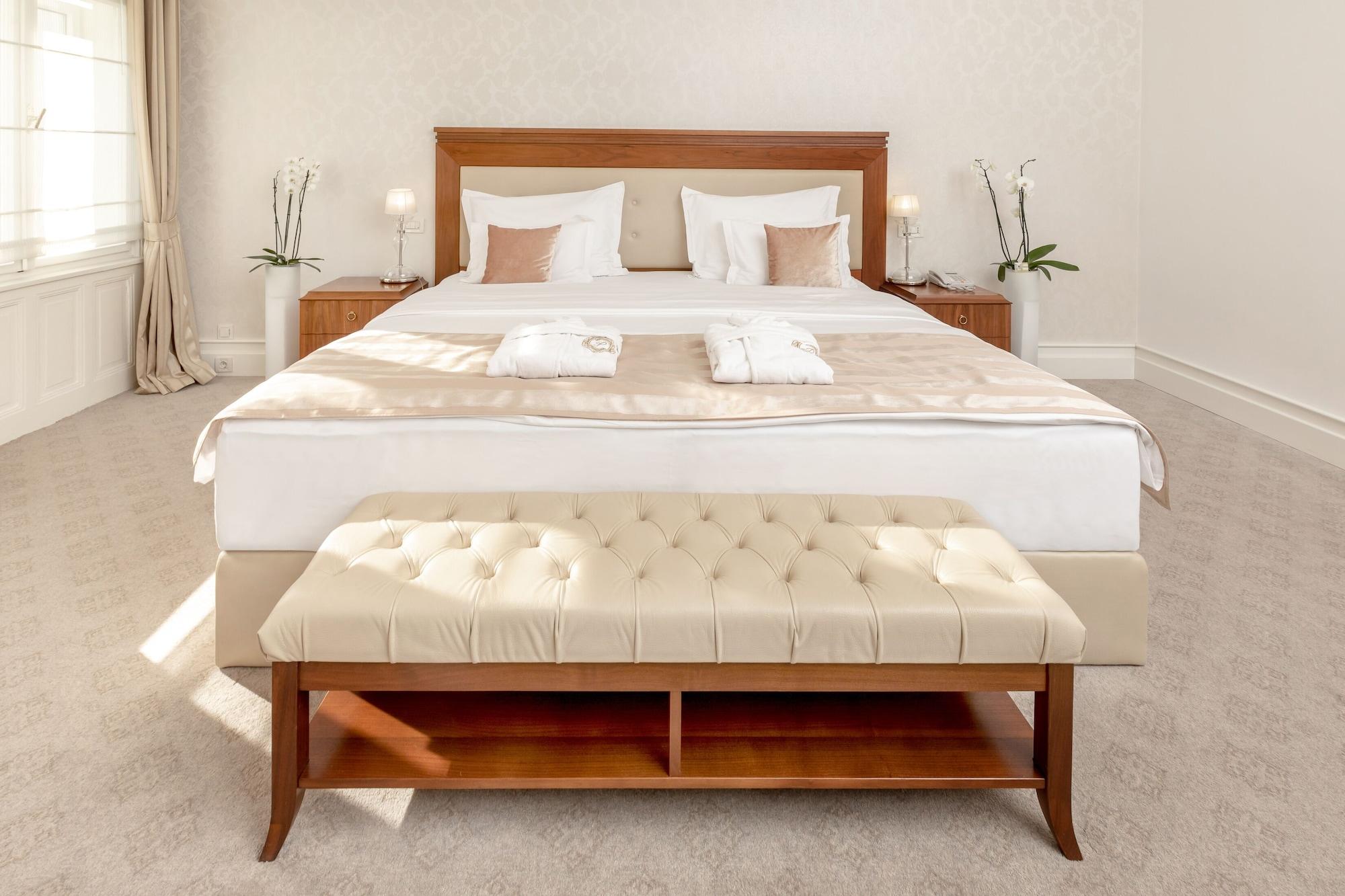 Hotel Le Premier Zagreb Exterior photo A bed