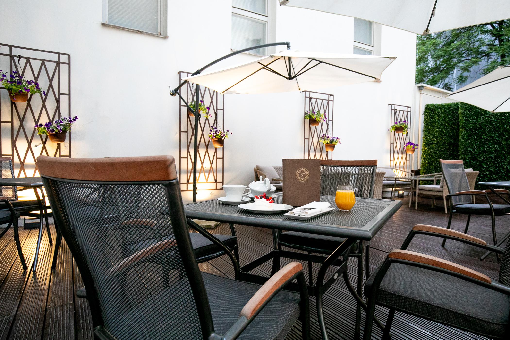 Hotel Le Premier Zagreb Exterior photo The hotel's terrace