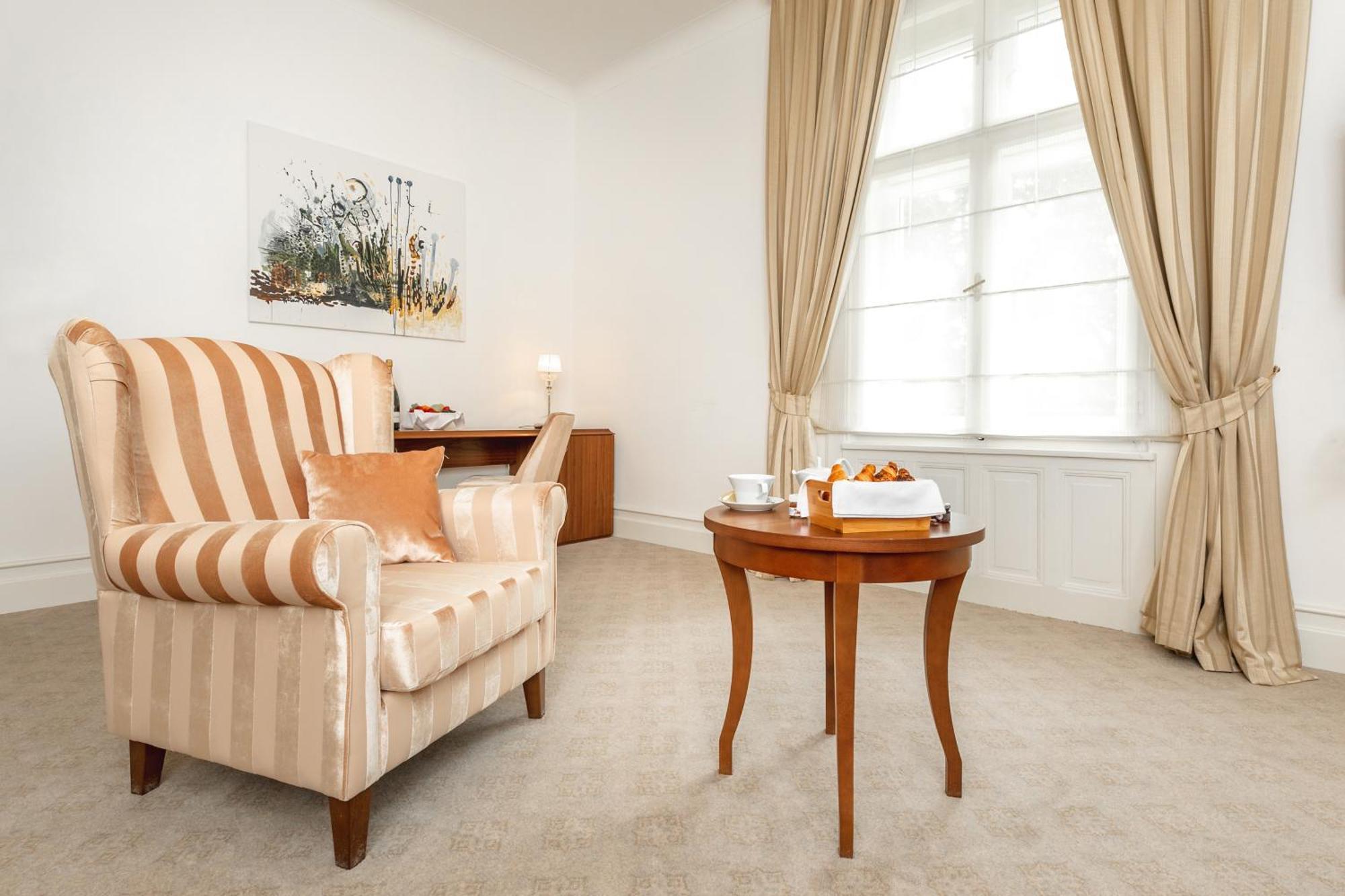 Hotel Le Premier Zagreb Room photo A room with carpet flooring