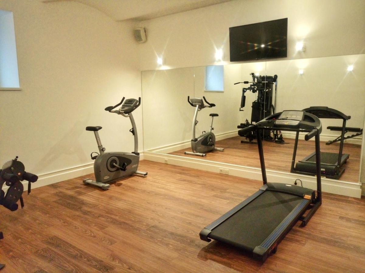Hotel Le Premier Zagreb Exterior photo A home gym