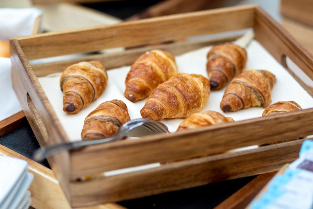 Hotel Le Premier Zagreb Exterior photo Croissants