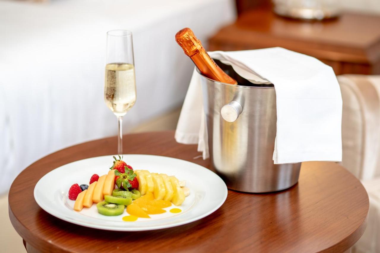 Hotel Le Premier Zagreb Exterior photo A champagne bucket