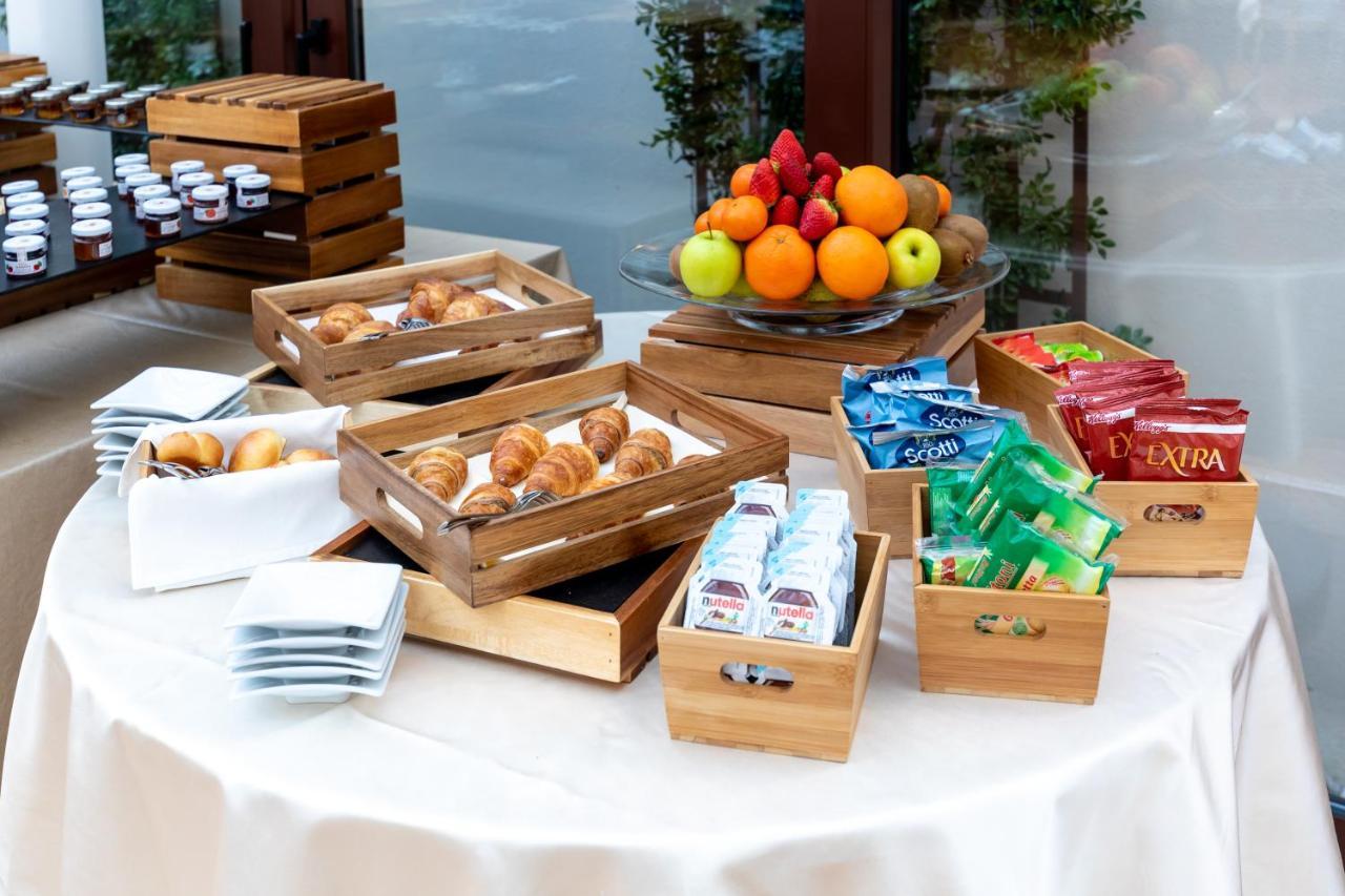 Hotel Le Premier Zagreb Exterior photo A continental breakfast